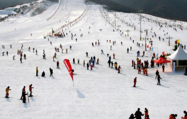 滑雪場建設(shè)時里面的雪怎么出來？